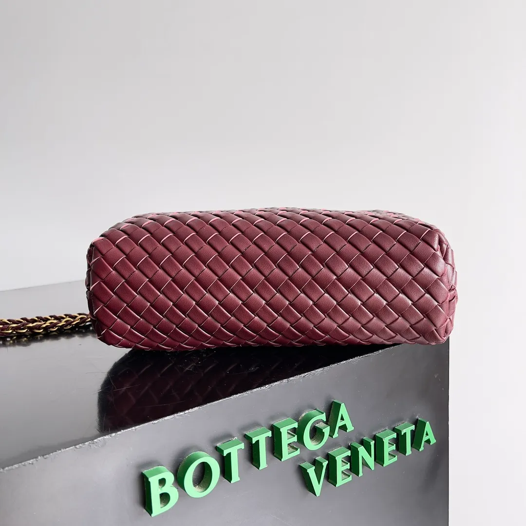 Batch 1880 BOTTEGA VENETA LAUREN 1980 small clutch bag is new! The small size that many people squat on is finally here. The self-adjustable zipper is a highlight of this bag. After being removed, it can be used as a handbag for important occasions. One bag unlocks two carrying methods at the same time. It is practical and has a unique sense of structure and beautiful lines. It is more elegant than a small cloud. It is a tribute to the classics and the pursuit of modernity. Style number: 804038 Size: 27*15*8cm